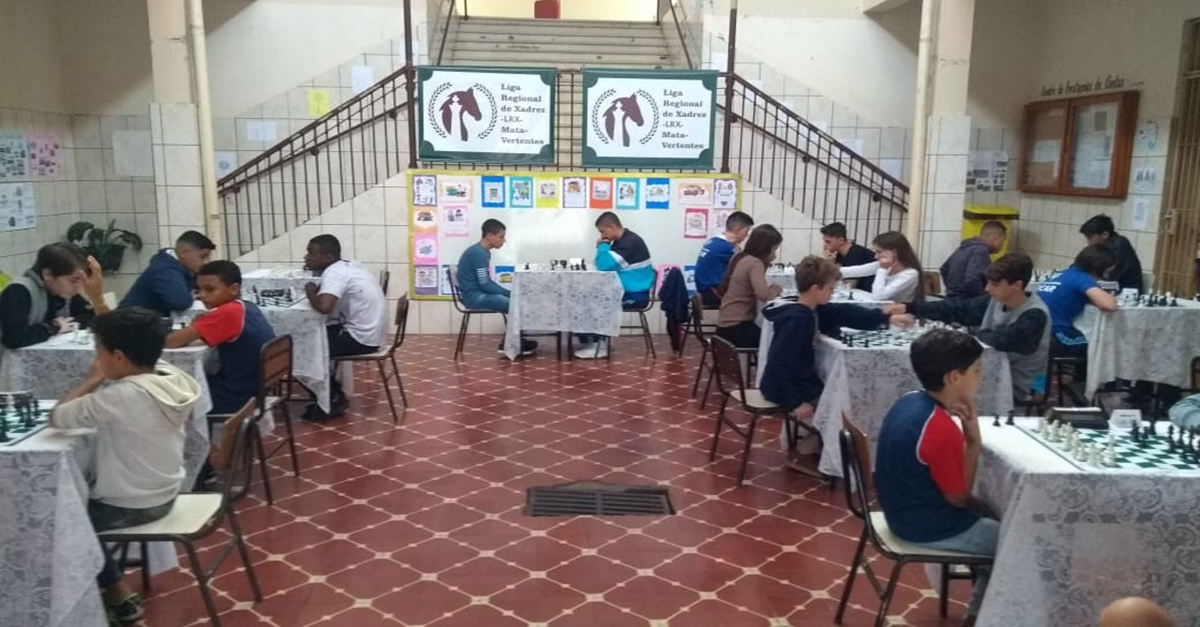 Circuito estudantil de xadrez começa em grande estilo com cerca de 50 jovens.