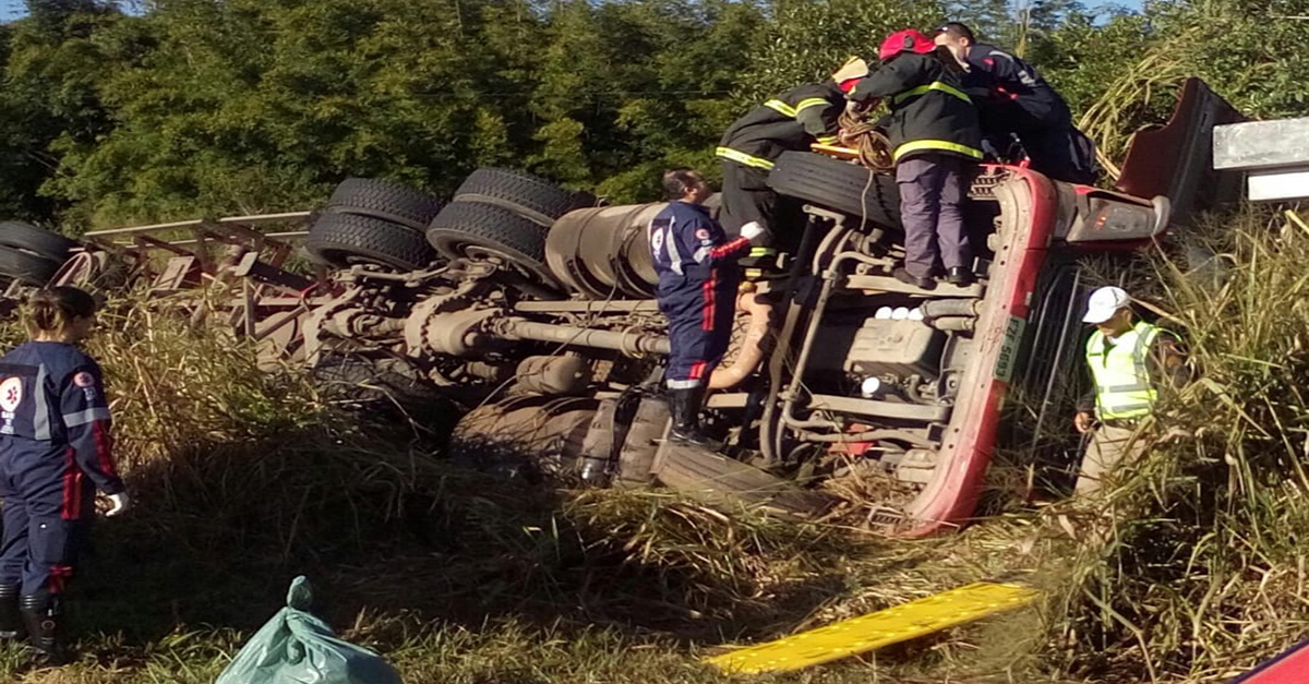 Casal fica ferido em acidente com carreta nas proximidades do trevo da cidade de Tiradentes-MG.