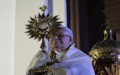 FIÉIS PARTICIPAM DA SOLENIDADE DE CORPUS CHRISTI EM MARIANA