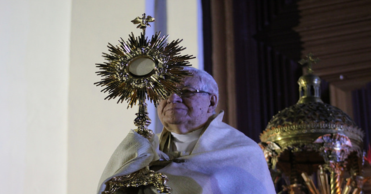 FIÉIS PARTICIPAM DA SOLENIDADE DE CORPUS CHRISTI EM MARIANA