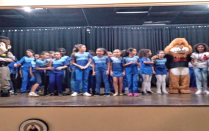 Formatura dos alunos da rede de ensino em Conselheiro Lafaiete no Programa Educacional de Resistência às Drogas (PROERD).