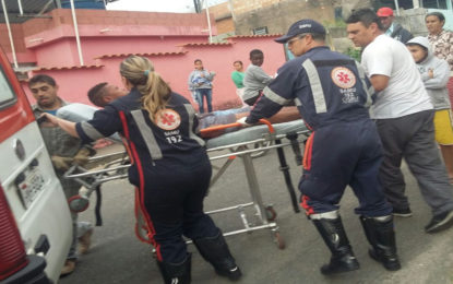 DOIS BOMBEIROS DE FOLGA COMBATEM A INCÊNDIO EM RESIDÊNCIA E SALVAM MORADOR.