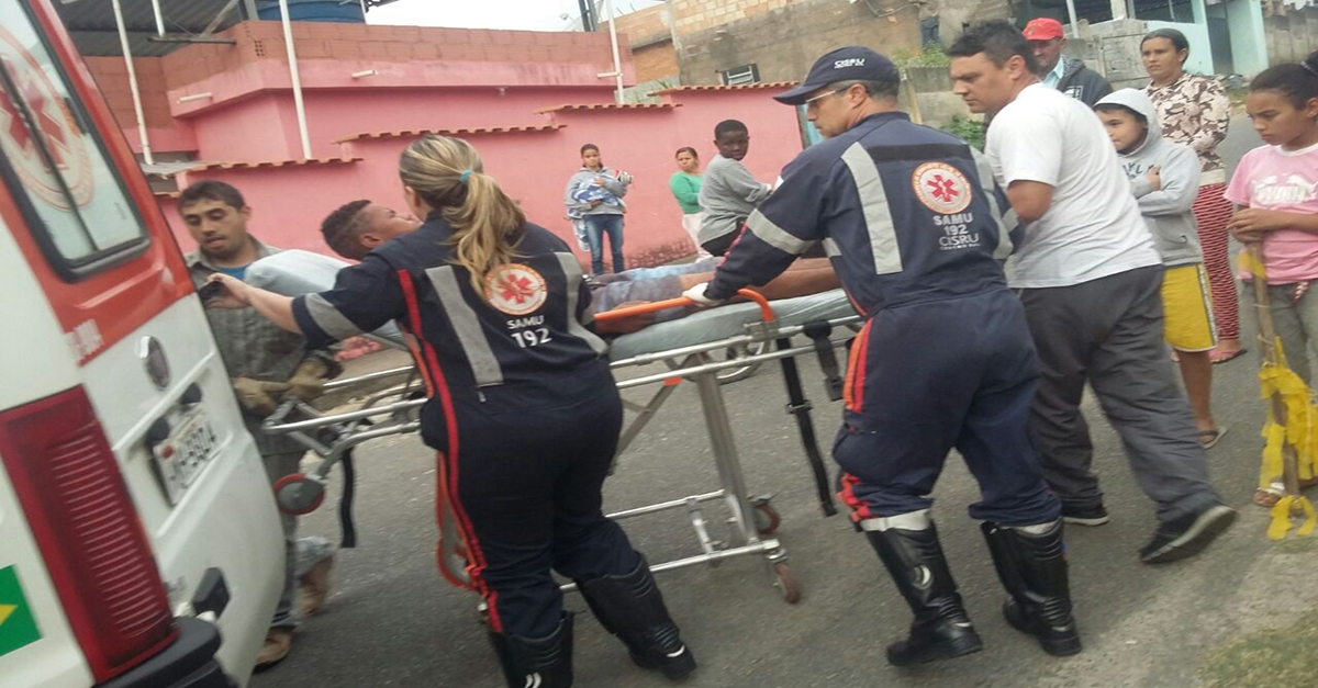 DOIS BOMBEIROS DE FOLGA COMBATEM A INCÊNDIO EM RESIDÊNCIA E SALVAM MORADOR.