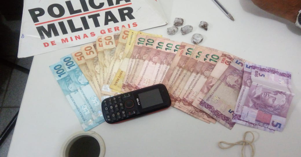 Drogas e dinheiro apreendidos em residência no bairro Glória em Santos Dumont-MG