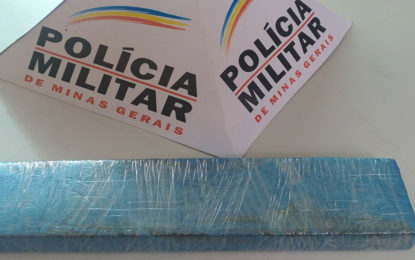Barra de maconha é localizada dentro de mochila de adolescente no centro de Barbacena