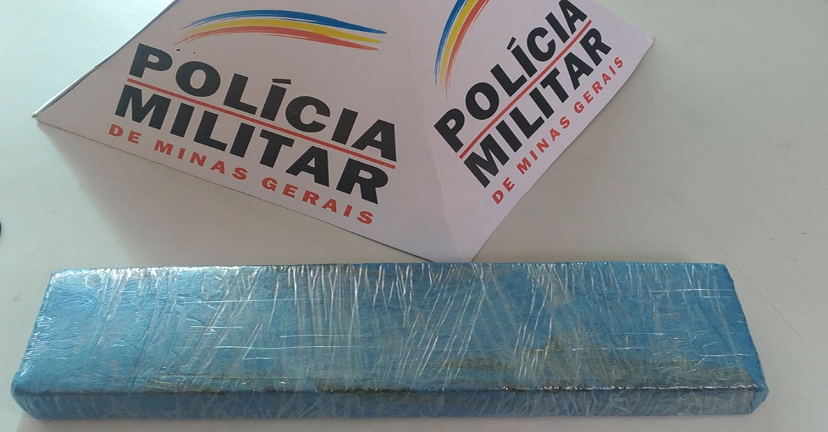 Barra de maconha é localizada dentro de mochila de adolescente no centro de Barbacena