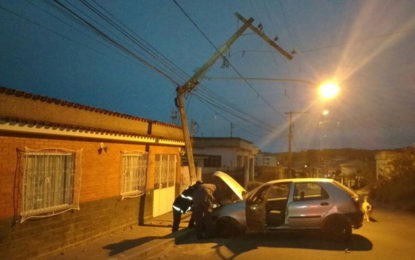 Carro colide contra poste da rede elétrica no bairro Santo Antônio em Barbacena