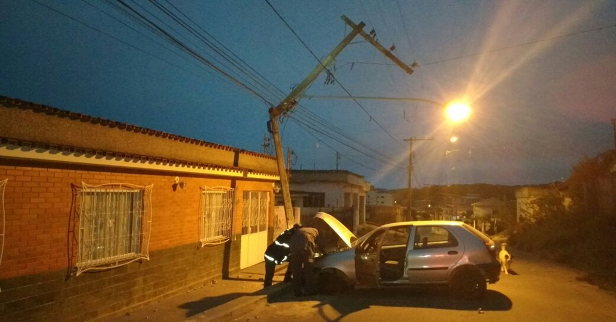 Carro colide contra poste da rede elétrica no bairro Santo Antônio em Barbacena