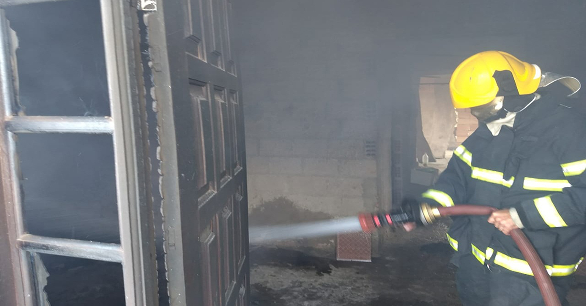 Bombeiros combatem incêndio em residência em Santa Cruz de Minas