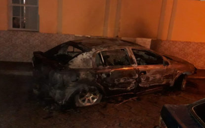 VEÍCULO INCENDIADO NA REGIÃO CENTRAL DA CIDADE DE RESSAQUINHA-MG.