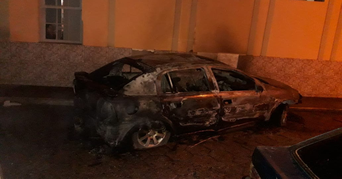 VEÍCULO INCENDIADO NA REGIÃO CENTRAL DA CIDADE DE RESSAQUINHA-MG.