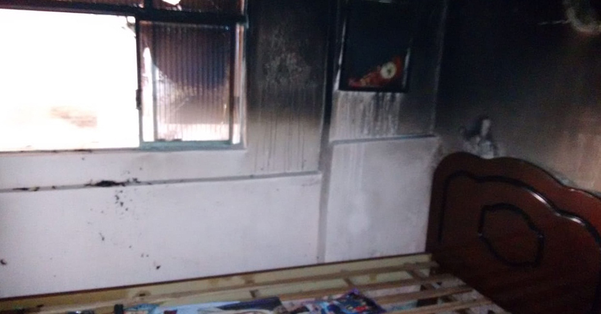 INCÊNDIO ATINGE RESIDÊNCIA EM ALTO RIO DOCE-MG