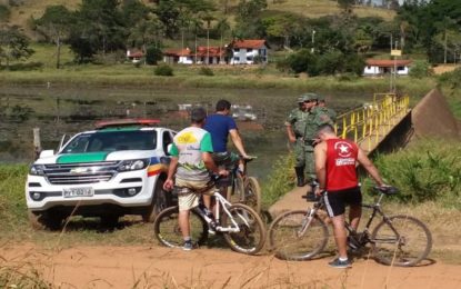 Quatro pessoas ficam feridas em colisão de camionete contra um portão no bairro Boa Vista em Barbacena.