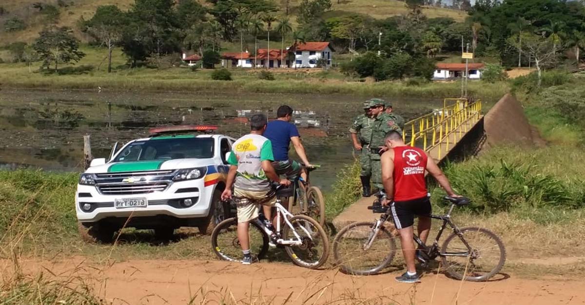 Quatro pessoas ficam feridas em colisão de camionete contra um portão no bairro Boa Vista em Barbacena.