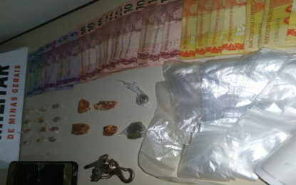 CASAL É PRESO POR TRÁFICO DE DROGAS NO BAIRRO VILELA EM BARBACENA-MG.