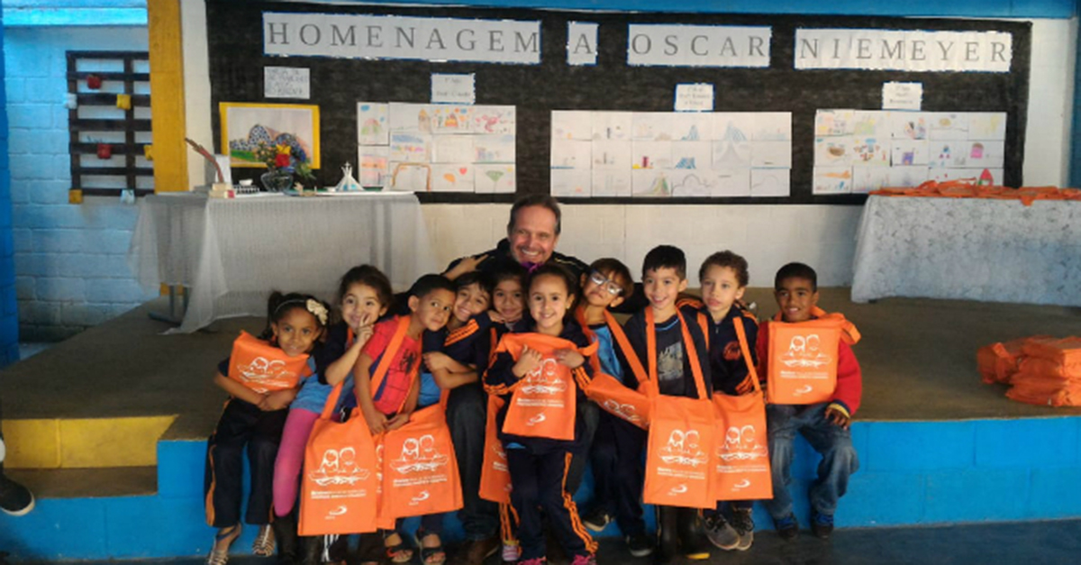Alunos de Escola Municipal ganham livros de grupo liderado por neto de Oscar Niemeyer.