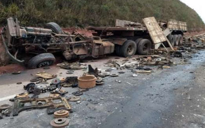 Após engavetamento entre três caminhões, cargas ficam espalhadas na BR-040, em Oliveira Fortes