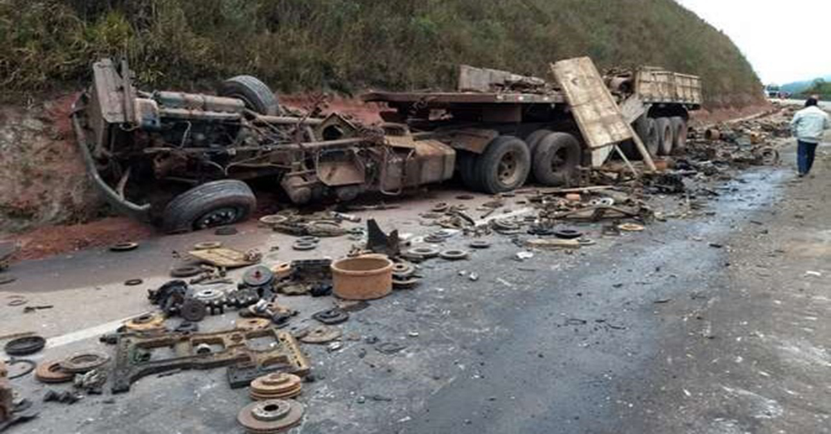 Após engavetamento entre três caminhões, cargas ficam espalhadas na BR-040, em Oliveira Fortes