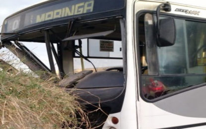 Motorista de ônibus perde o controle da direção, bate em muro e deixa 30 pessoas feridas em Formiga