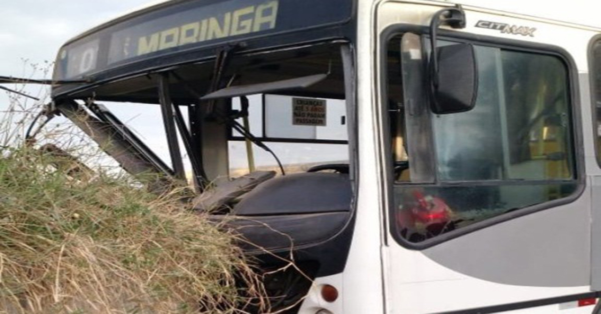 Motorista de ônibus perde o controle da direção, bate em muro e deixa 30 pessoas feridas em Formiga