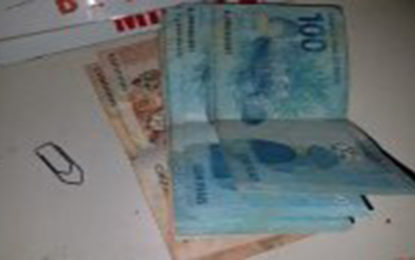 BANDIDOS ROUBAM CELULAR E DINHEIRO DE AÇOUGUE NO BAIRRO CAIÇARAS EM PATOS DE MINAS