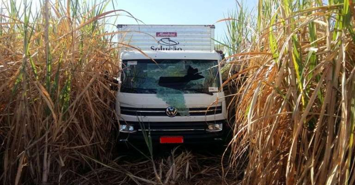 Bandidos sequestram e saqueiam carreta de eletrodomésticos na BR-365, em Ituiutaba