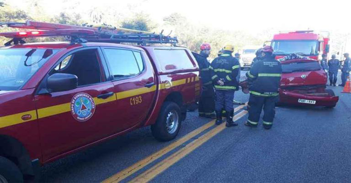 Carro invade a contramão, causa acidente e deixa três mortos na BR-381 em Sabará
