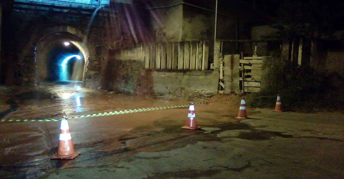 ROMPIMENTO DE TUBULAÇÃO CAUSA TRANSTORNOS A MORADORES.