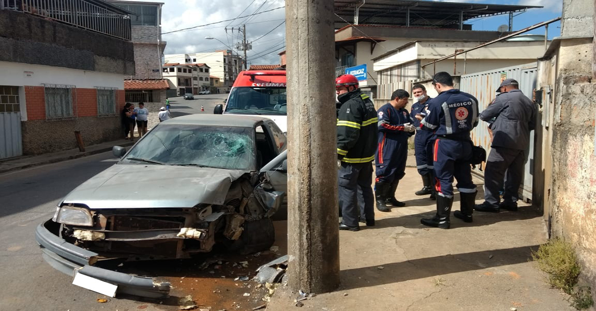 MOTORISTA EMBRIAGADO BATE COM VEÍCULO EM POSTE NO BAIRRO BOA VISTA
