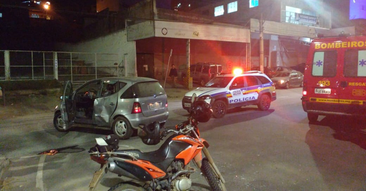 Motociclista fica gravemente ferido em colisão entre moto e carro na Avenida Governador Bias Fortes.