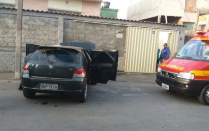 Motorista perde controle do carro e bate em muro no bairro Nossa Senhora Aparecida em Barbacena.