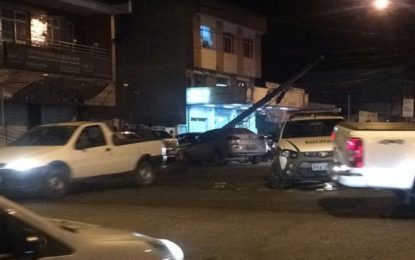 MULHER PERDE O CONTROLE DIRECIONAL DO VEÍCULO E BATE EM POSTE NO BAIRRO BOA MORTE EM BARBACENA