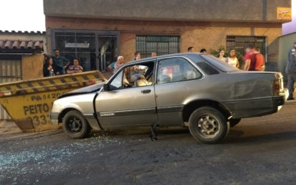 Quatro pessoas ficam feridas em colisão de veículo com caçamba na Rua Cruz das Almas em Barbacena-MG