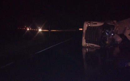 Carreta carregada com óleo tomba na BR-040 e interdita pista entre Barbacena e Santos Dumont-MG