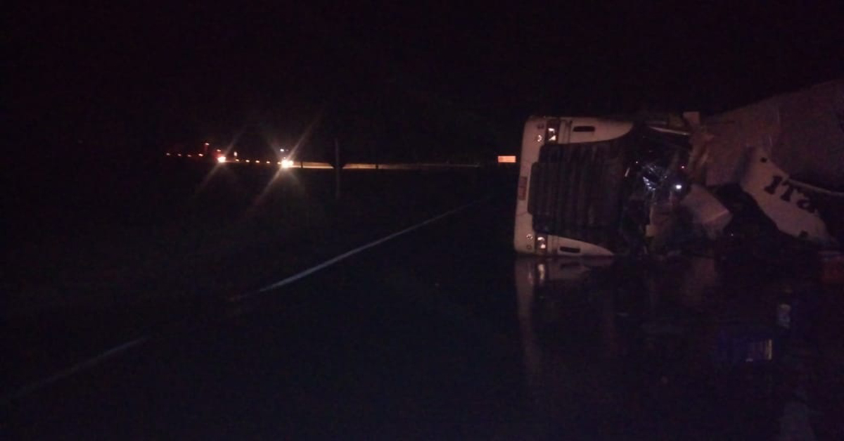 Carreta carregada com óleo tomba na BR-040 e interdita pista entre Barbacena e Santos Dumont-MG