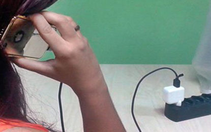 Uso de celular plugado na tomada já provocou 9 mortes no Brasil em 2018