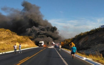 Motorista de caminhão morre após tombar betoneira no Norte de Minas