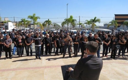 Servidores cruzam os braços em protesto pela falta de repasses do Estado