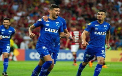 CRUZEIRO VENCE FLAMENGO NO MARACANÃ E SAI EM VANTAGEM