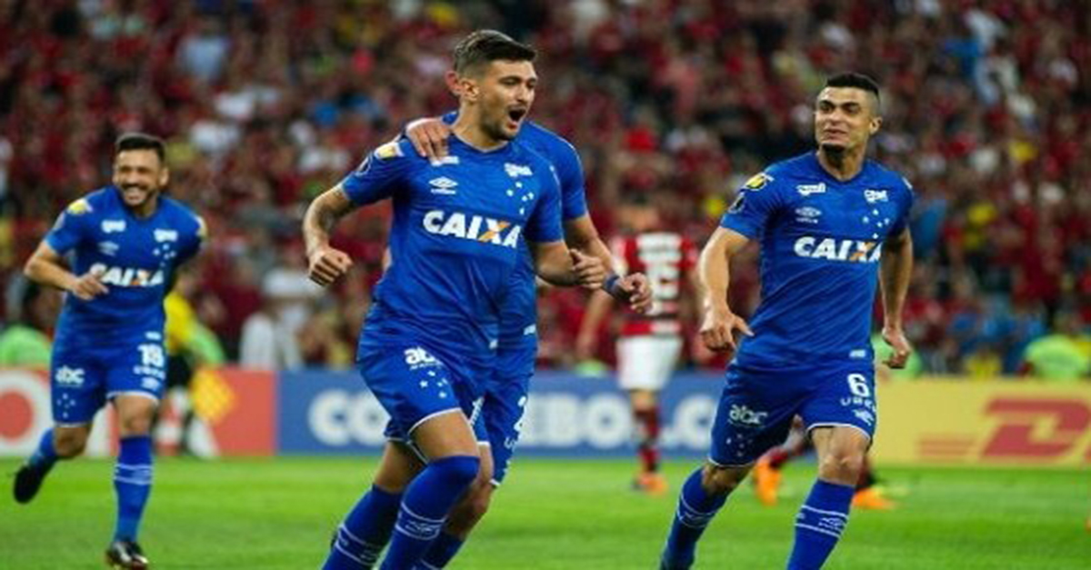 CRUZEIRO VENCE FLAMENGO NO MARACANÃ E SAI EM VANTAGEM