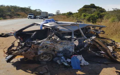 Colisão frontal entre veículos deixa duas pessoas mortas e duas feridas na BR-351 em Grão Mogol