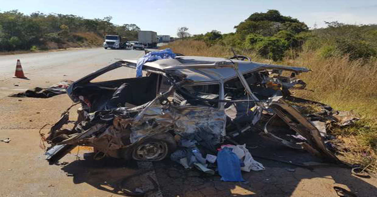 Colisão frontal entre veículos deixa duas pessoas mortas e duas feridas na BR-351 em Grão Mogol