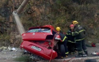 Carro bate em poste, deixa um morto e uma das vítima foge sem receber socorro em Contagem