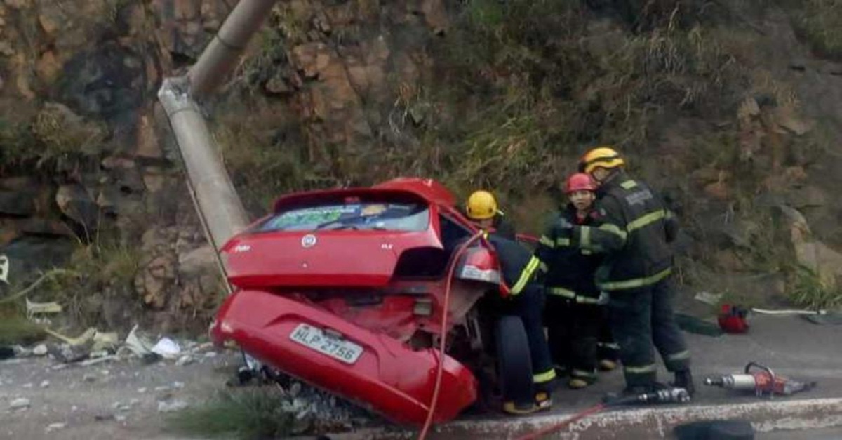 Carro bate em poste, deixa um morto e uma das vítima foge sem receber socorro em Contagem