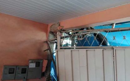 ÔNIBUS PERDE O FREIO, INVADE CASA E DEIXA TRÊS FERIDOS EM BH