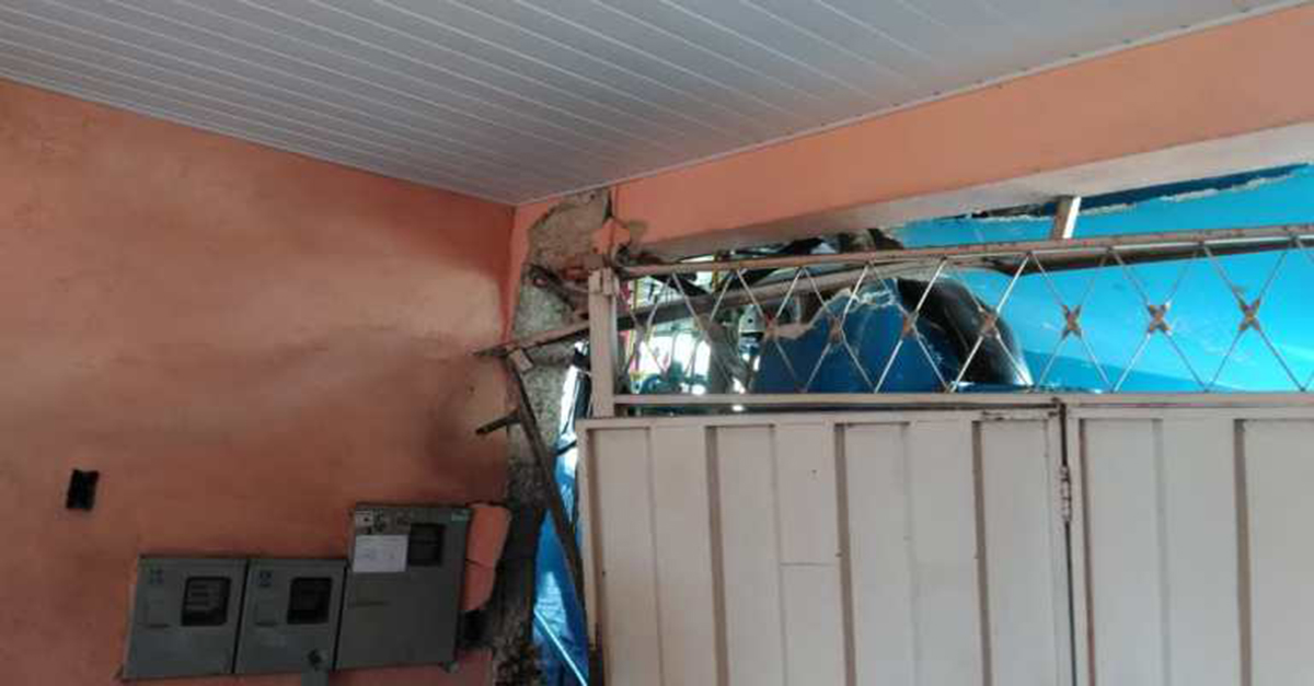 ÔNIBUS PERDE O FREIO, INVADE CASA E DEIXA TRÊS FERIDOS EM BH