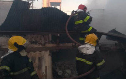 Galpão tem 90% de sua estrutura queimada em Matozinhos