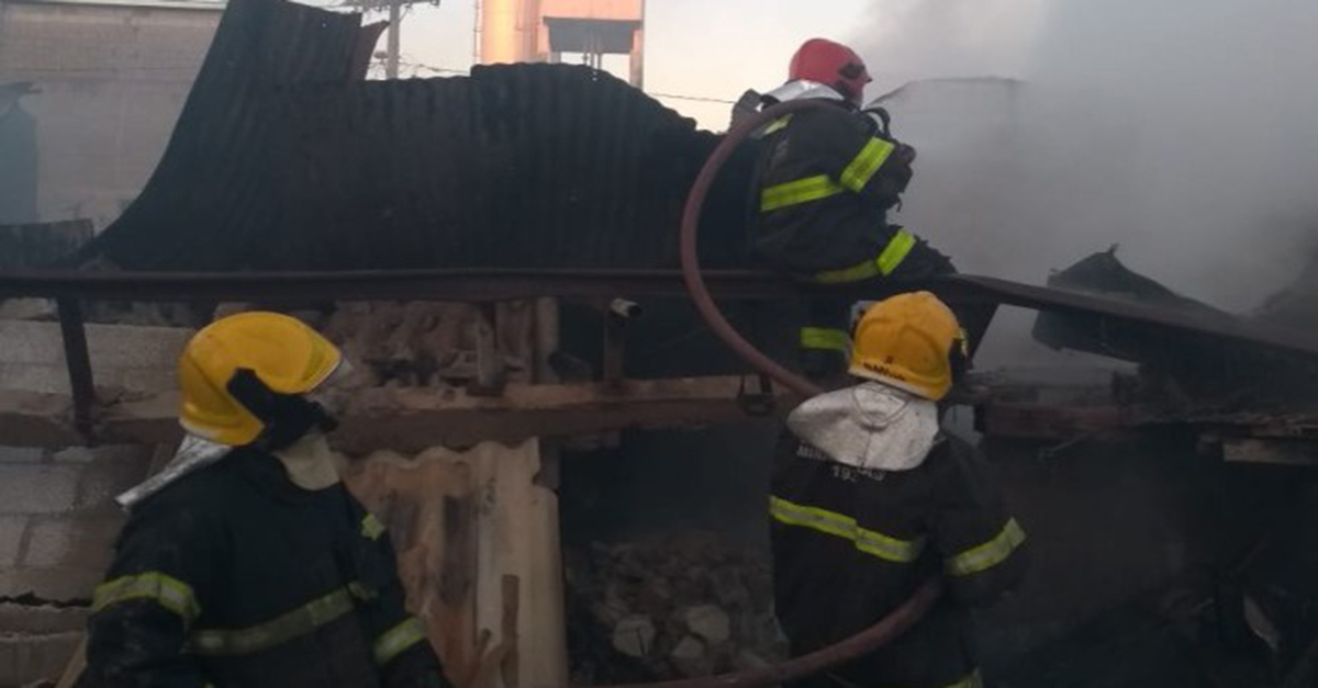 Galpão tem 90% de sua estrutura queimada em Matozinhos