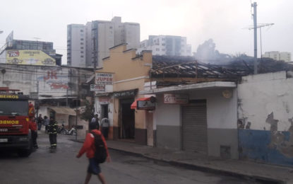 INCÊNDIO ATINGE RESIDÊNCIA E COMÉRCIOS EM CONSELHEIRO LAFAIETE