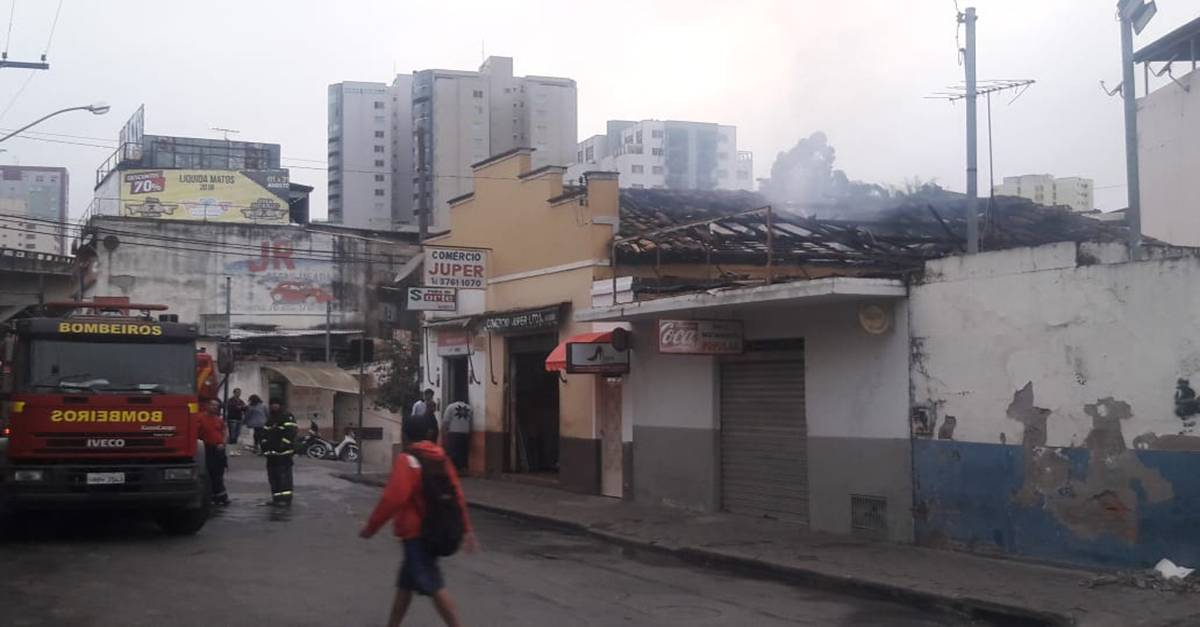 INCÊNDIO ATINGE RESIDÊNCIA E COMÉRCIOS EM CONSELHEIRO LAFAIETE